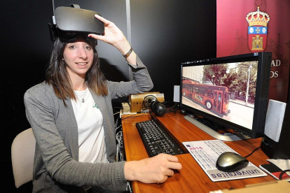 La estudiante de la Universidad de Burgos Lydia Ramón, junto al videojuego que ha diseñado.-ISRAEL L. MURILLO