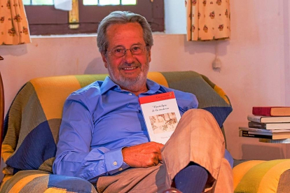 El escritor y periodista argentino EduardoKeudell posa con ‘Nostalgia de la materia’ con el que vuelve a publicar después de dieciocho  años.-HÉCTOR KEUDELL
