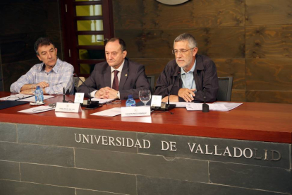 El rector de la Universidad de Valladolid, Daniel Miguel, y los secretarios autonómicos de UGT y CCOO, Agustín Prieto y Ángel Hernández, firman la creación de la Cátedra de Sindicalismo y Diálogo Social-ICAL