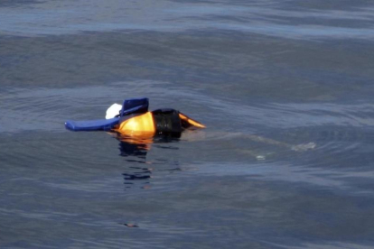 El cuerpo sin vida de un migrante ahogado, con chaleco salvavidas, flota en aguas exteriores de Libia, en una foto divulgada por la oenegé Proactiva Open Arms, el 24 de marzo.-AP