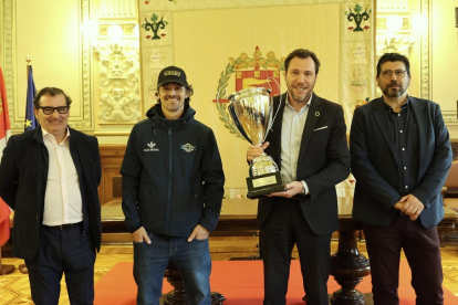 Narciso Prieto, Pablo Gomes, Óscar Puente y Alberto Bustos, con el trofeo de la Copa del Rey del Caja Rural CPLV. / EL MUNDO