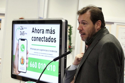 El alcalde de Valladolid, Óscar Puente, en la presentación del nuevo ‘Whatsapp’ del Ayuntamiento.-ICAL