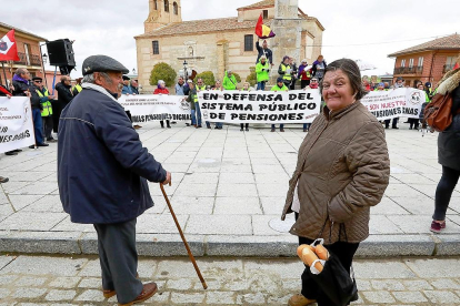 Dos vecinos de Villalar de los Comuneros delante de una protesta realizada por pensionistas.-J. M. LOSTAU
