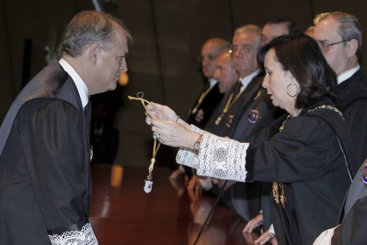 Luis Ortega recibe la medalla de magistrado del Constitucional de la entonces presidenta del tribunal, María Emilia Casas, durante su toma de posesión en enero del 2011.-Foto: EFE