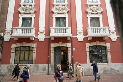 Edificio del Colegio Notarial en la calle Teresa Gil de Valladolid. -J.M. LOSTAU