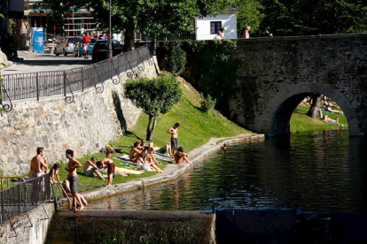 Turistas bañándose en el río Meruelo de Molinaseca (León). EM