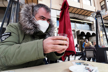 Un hombre degusta un café bien pertrechado contra el frío en una terraza de Valladolid. MIGUEL ÁNGEL SANTOS / PHOTOGENIC