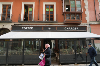 Coffee Charger en la calle Teresa Gil de Valladolid. -J.M. LOSTAU