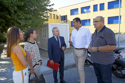 El director general de FP, en el centro, durante su visita al Instituto ‘Claudio Moyano’ de Zamora.-ICAL