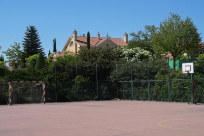 Zona deportiva en el parque del barrio de Fuente Berrocal. J.M. LOSTAU