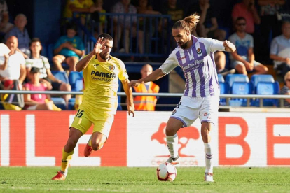 Borja se lleva el balón ante la presencia de Pedraza en el partido contra el Villarreal.-PHOTO-DEPORTE