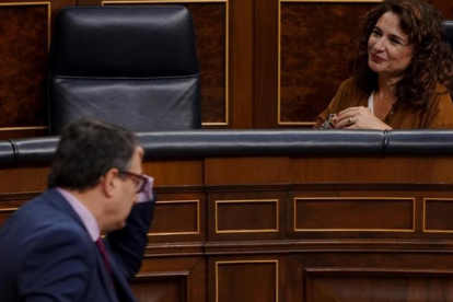 La ministra de Hacienda, María Jesús Montero, y el portavoz del PNV, Aitor Esteban, en el pleno del Congreso.-/ JOSE LUIS ROCA