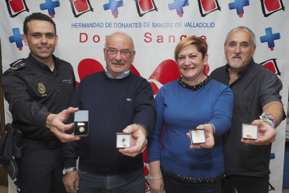 Cuatro premiados (Luis Barajas, Anastasio Ojosnegros, Mª Ángeles Fuente y Jesús Gómez) posan con sus insignias.-M. A. SANTOS