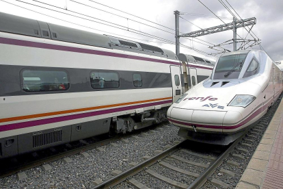 Un tren de Alta Velocidad llega a la estación de Campo Grande de Valladolid.
