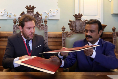 Los alcaldes de Valladolid y Ahmedabad (India) firman un acuerdo de hermanamiento entre ambos ayuntamientos.-ICAL