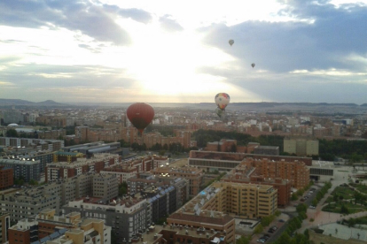 Vista panorámica del Open de Valladolid de Aeroestación Trofeo Diego Criado por los cielos de Valladolid. / M. ÁLVAREZ