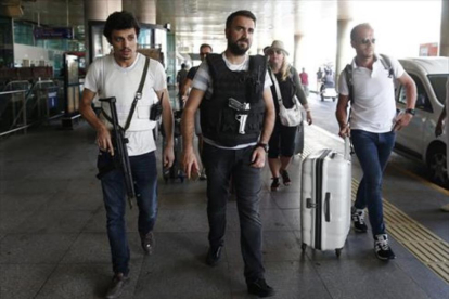 Policías turcos patrullan en el aeropuerto Atatürk de Estambul, ayer.-EFE / SEDAT SUNA