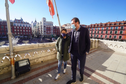 El alcalde de Valladolid, Óscar Puente, con la secretaria de Estado de Fomento del Turismo, Michelle Fridman Hirsch, en el balcón del Ayuntamiento. - E. PRESS