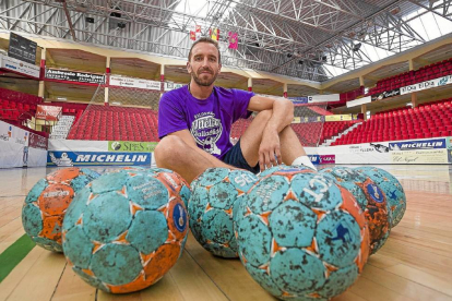 Fernando Hernández posa con varios balones en Huerta del Rey-Pablo Requejo