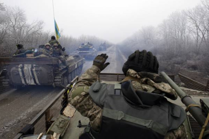 Tropas del Ejército ucraniano avanzan hacia Debaltseve, este sábado.-Foto: AFP / ANATOLII STEPANOV