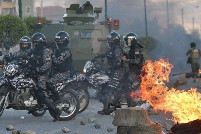 Militares y policía se enfrentan a cocaleros partidarios del expresidente Evo Morales, el lunes en la localidad de Sacaba.-EFE / JORGE ABREGO