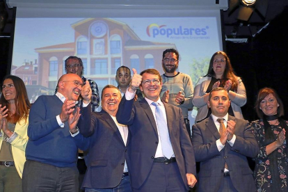 Jesús Julio Carnero, José Manuel Barrio y Alfonso Fernández Mañueco posan junto a la candidatura del Partido Popular a la alcaldía de Arroyo.-ICAL