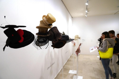 Álgunos sombreros de Pablo y Mayaya  expuestos en la sala 7 del Museo Patio Herreriano.-ICAL