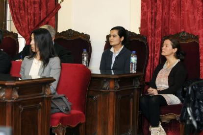 Raquel Gago, Triana Martínez y la asesina confesa, Montserrat González, en el momento de escuchar la lectura del veredicto-J. CASARES (POOL)
