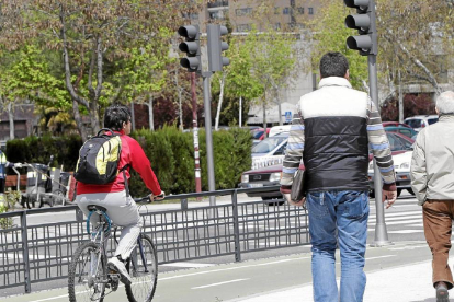 Un ciclista transita por un carril bici en Valladolid-J.M.Lostau