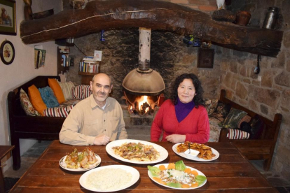 Pedro Prieto y Celia Villa, en el comedor y con algunos platos tradicionales de la cocina peruana.-ARGICOMUNICACIÓN