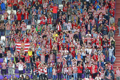 Aficionados del Sporting de Gijón llenan la grada del estadio José Zorrilla.-J.M. LOSTAU