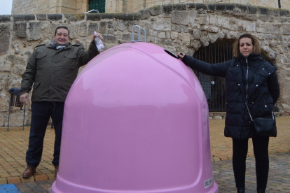 Cigales instala dos contenedores de vidrio rosas para fomentar el reciclaje y la prevención del cáncer de mama.- E. M.