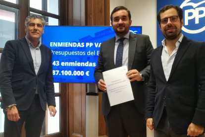De izquierda a derecha, el senador del PP Alberto Plaza; el diputado José Ángel Alonso; y el diputado Eduardo Carazo. - EUROPA PRESS