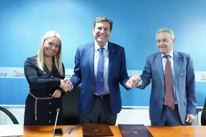 El consejero de Economía y Hacienda y portavoz, Carlos Fernández Carriedo, firma el protocolo de colaboración entre la Junta, Switch Mobility y el Clúster de automoción de Castilla y León (FACYL). Ical