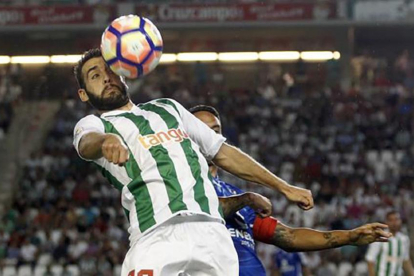 Antoñito controla un balón con la cabeza durante un partido del Córdoba.-R.V.