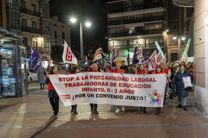 La Federación de Enseñanza de CCOO se manifiesta en Valladolid contra la precarización laboral en las escuelas infantiles de 0 a 3 años. El secretario regional de CCOO, Vicente Andrés, participa en la manifestación. -ICAL.