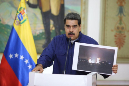 El presidente de Venezuela, Nicolas Maduro, muestra las fallas electricas del apagón.-EFE / PALACIO MIRAFLORES
