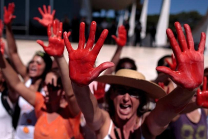 Protesta en Brasilia tras la múltiple violación de la adolescente en Río de Janeiro.-REUTERS / UESLEI MARCELINO