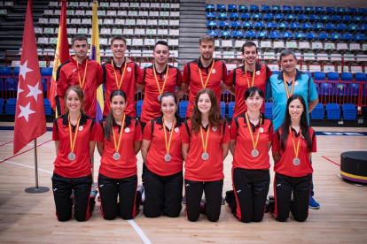 Jugadores de la UVa con la medalla tras el campeonato. / E.M.