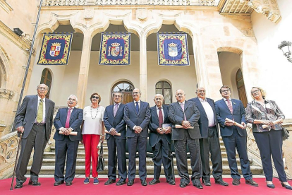 Todos los presidentes de la Diputación de Salamanca, en un momento del homenaje que se les rindió.-ICAL