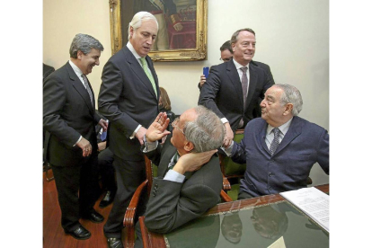 José Manuel Fernández, José Luis Concepción y Gerardo Martínez conversan informalmente con Feliciano Trebolle antes de la reunión-Ical
