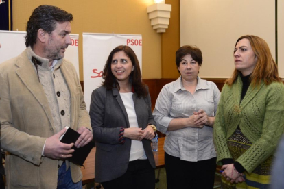 La secretaria provincial del PSOE, Esther Peña (2I), charla con miembros del PSCYL antes de tomar parte en la reunión.-ICAL
