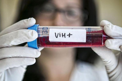 Una investigadora de la Facultad de Medicina del Hospital Germans Trias i Pujol, en Badalona, inspecciona una muestra con VIH-JOAN CORTADELLAS