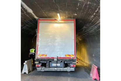 Camión encajado en el túnel de labradores.- POLICÍA LOCAL