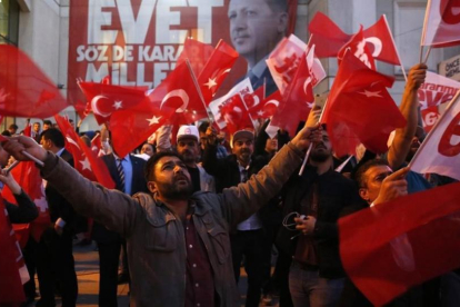 Los partidarios del presidente Erdogan celebran la victoria en el referéndum por la reforma constitucional-EFE / DENIZ TOPRAK