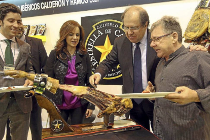 Silvia Clemente y Juan Vicente Herrera, durante su visita ayer al Salón del Gourmet con uno de los productores de Castilla y León-RAQUEL P. VIECO