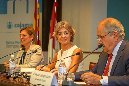 La ministra de Agricultura, Isabel García Tejerina, acompañada de Milagros Marcos, y Manuel Bategón,-ICAL