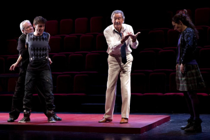 El actor Arturo fernández ensayando en el teatro para la obra Don Juan.-OWAIN SHAW