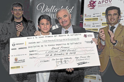 David Franco muestra el cheque con José Luis López Valdivielso; junto a ellos, Alberto Bustos y Alfonso Lahuerta.-EL MUNDO
