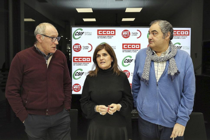 Carlos Julio López (CCOO), Raquel Fernández (CSIF) y Tomás Pérez (UGT) analizan la negociación con la Junta.-ICAL